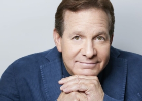 Headshot of Steve Guttenberg.